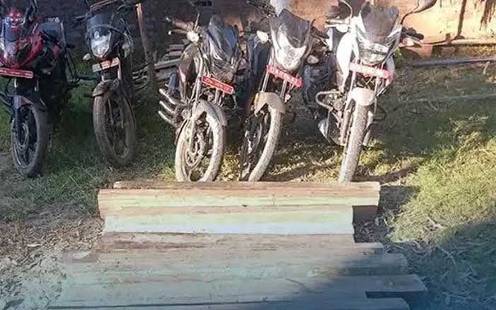 काठसहित पाँच मोटरसाइकल प्रहरी नियन्त्रणमा